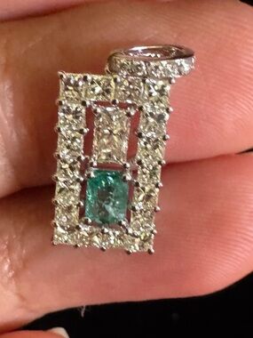Stunning 18k white gold, diamond and natural Emerald Pendant